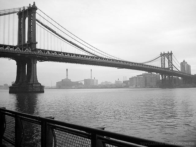 Brooklyn Bridge（ニューヨークのブルックリン橋）モノクロ写真 